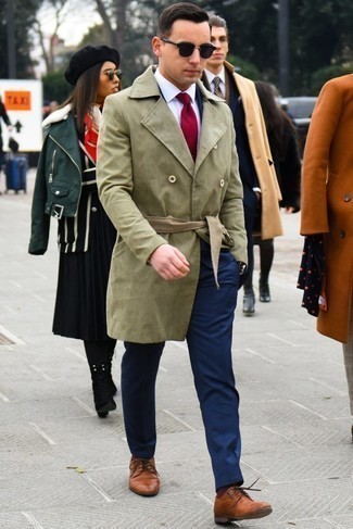 Wie weißes Businesshemd mit rotbrauner Leder Derby Schuhe zu kombinieren – 376 Herren Outfits