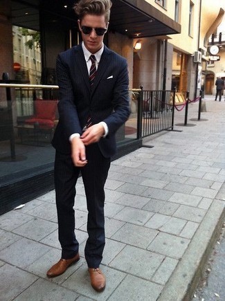 Teenager: Wie weißes Businesshemd mit rotbrauner Leder Derby Schuhe zu kombinieren – 2 Herren Outfits