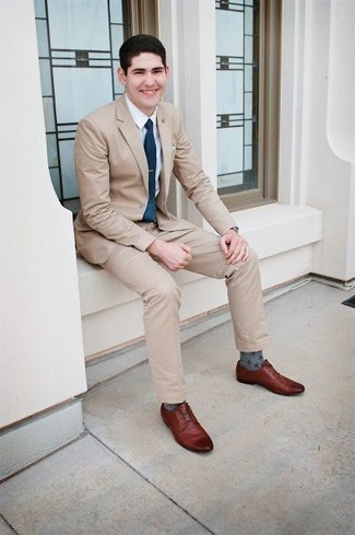 Teenager: Wie weißes Businesshemd mit rotbrauner Leder Derby Schuhe zu kombinieren – 2 Herren Outfits