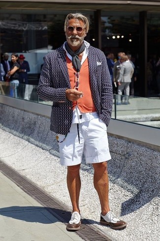 Wie weißes Businesshemd mit weißer Shorts zu kombinieren – 6 Herren Outfits