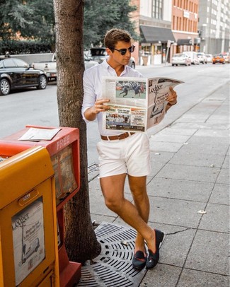 Wie weißes Businesshemd mit weißer Shorts zu kombinieren – 6 Herren Outfits