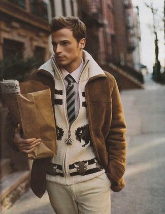 Weißen Pullover mit einem Reißverschluß mit Norwegermuster kombinieren – 2 Herren Outfits