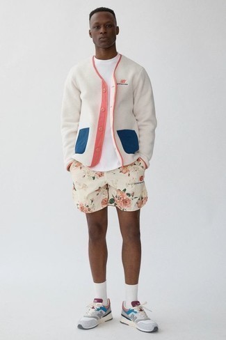 Weiße Shorts mit Blumenmuster kombinieren – 3 Herren Outfits