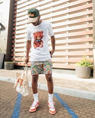 Weiße Shorts mit Blumenmuster kombinieren – 3 Herren Outfits