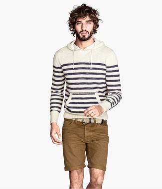 Weißen Pullover mit einem Kapuze kombinieren – 10 Sommer Herren Outfits