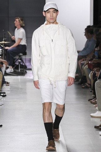 Weißen Pullover mit einem Kapuze kombinieren – 10 Sommer Herren Outfits