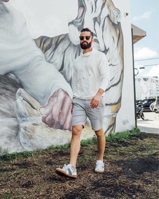 Weißen Pullover mit einem Kapuze kombinieren – 10 Sommer Herren Outfits
