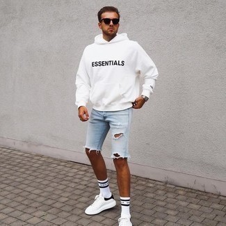 Weißen Pullover mit einem Kapuze kombinieren – 10 Sommer Herren Outfits