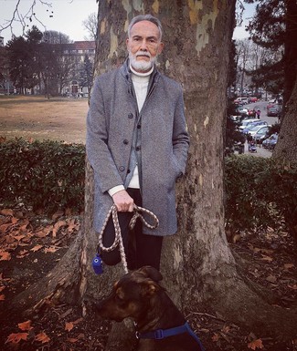 60 Jährige: Weißen Strick Pullover kombinieren – 3 Herren Outfits