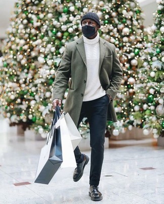 Wie weißen Strick Wollrollkragenpullover mit dunkelblauer Chinohose zu kombinieren – 9 Herren Outfits