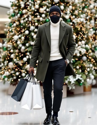 Wie weißen Strick Wollrollkragenpullover mit dunkelblauer Chinohose zu kombinieren – 9 Herren Outfits