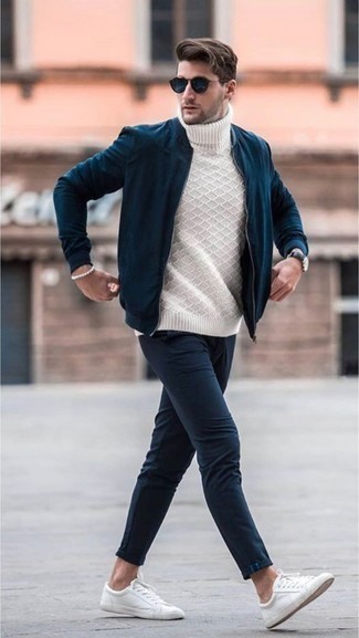 Wie weißen Strick Wollrollkragenpullover mit dunkelblauer Chinohose zu kombinieren – 9 Herren Outfits
