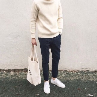Wie weißen Strick Wollrollkragenpullover mit dunkelblauer Chinohose zu kombinieren – 9 Herren Outfits