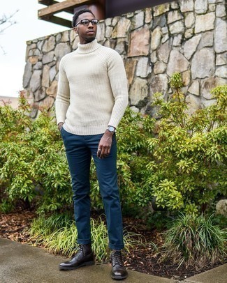 Wie weißen Strick Wollrollkragenpullover mit dunkelblauer Chinohose zu kombinieren – 9 Herren Outfits