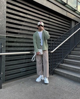 Weiße Ledertaschen kombinieren – 12 Smart-Casual Frühling Herren Outfits