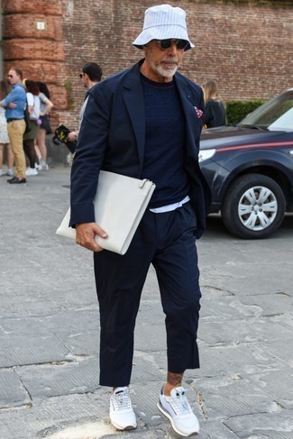50 Jährige: Weiße Ledertaschen kombinieren – 1 Casual Frühling Herren Outfits