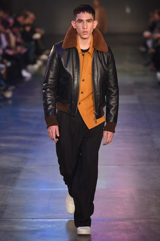 Wie weiße Leder niedrige Sneakers mit orange Flanell Langarmhemdes zu kombinieren – 2 Herren Outfits