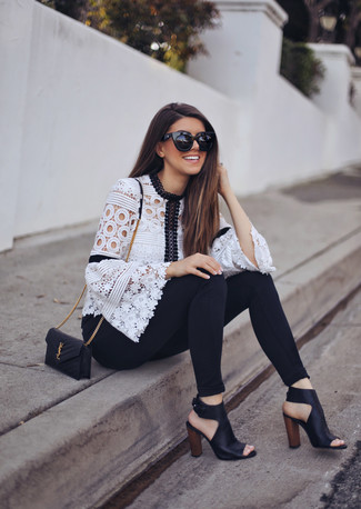 Wie weiße Langarmbluse mit schwarzer enger Jeans zu kombinieren – 28 Damen Outfits