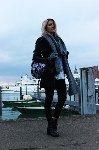 Wie weiße Langarmbluse mit schwarzer enger Jeans zu kombinieren – 28 Damen Outfits
