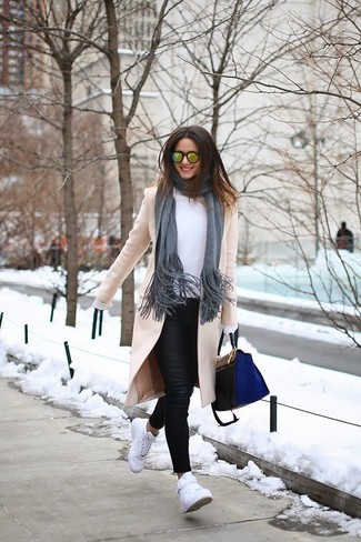 Wie weiße Langarmbluse mit schwarzer enger Jeans zu kombinieren – 28 Damen Outfits