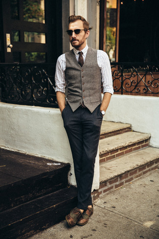 Wie weißes Langarmhemd mit brauner Wollweste zu kombinieren – 8 Herren Outfits