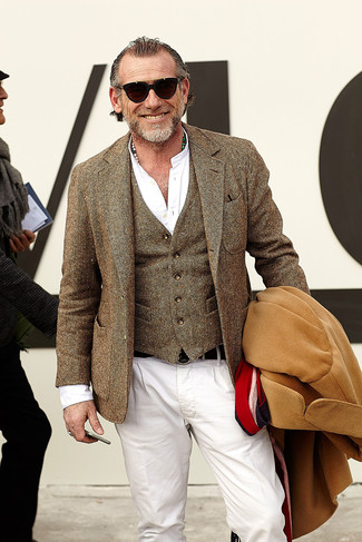 Wie weißes Langarmhemd mit brauner Wollweste zu kombinieren – 8 Herren Outfits