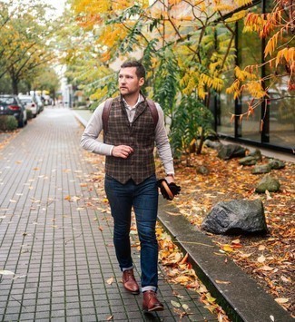 Wie weißes Langarmhemd mit brauner Wollweste zu kombinieren – 8 Herren Outfits