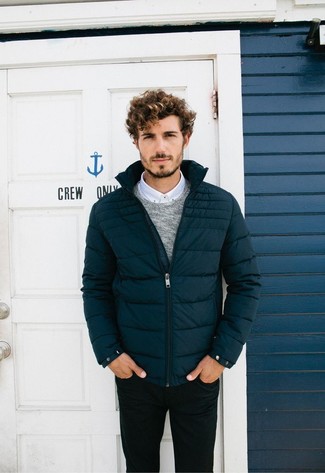 Welche Pullover mit einem Rundhalsausschnitt mit weißen Langarmhemdes zu tragen – 740+ Herren Outfits