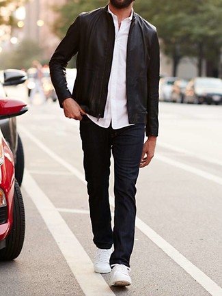 Wie weißes Langarmhemd mit weißer und roter Leder niedriger Sneakers zu kombinieren – 349 Herren Outfits