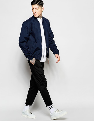 Wie weißes Langarmhemd mit weißer und roter Leder niedriger Sneakers zu kombinieren – 349 Herren Outfits