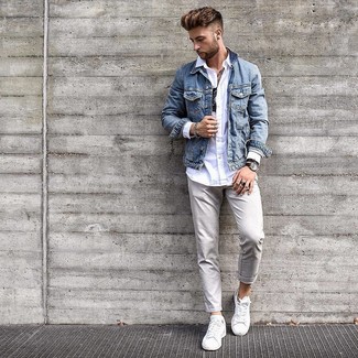 Wie weißes Langarmhemd mit weißer und roter Leder niedriger Sneakers zu kombinieren – 349 Herren Outfits