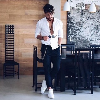 Wie weißes Langarmhemd mit weißer und roter Leder niedriger Sneakers zu kombinieren – 349 Herren Outfits