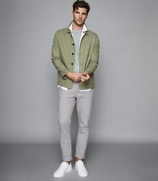 Wie weißes Langarmhemd mit weißer und roter Leder niedriger Sneakers zu kombinieren – 349 Herren Outfits