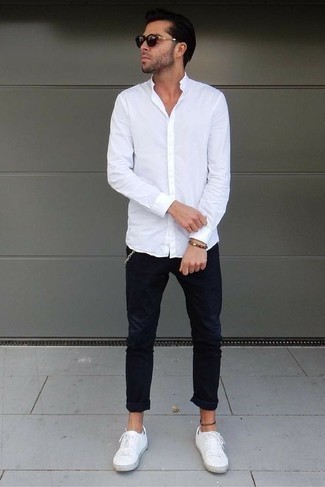 Wie weißes Langarmhemd mit weißer und roter Leder niedriger Sneakers zu kombinieren – 349 Herren Outfits