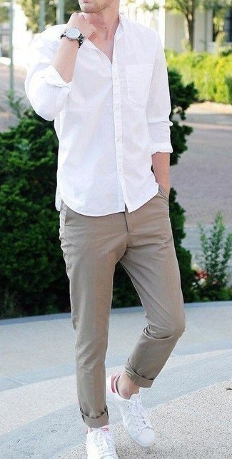 Wie weißes Langarmhemd mit weißer und roter Leder niedriger Sneakers zu kombinieren – 349 Herren Outfits