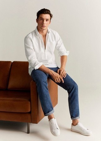 Wie weißes Langarmhemd mit weißer und roter Leder niedriger Sneakers zu kombinieren – 349 Herren Outfits