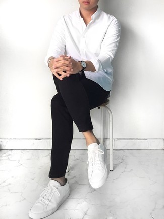 Wie weißes Langarmhemd mit weißer und roter Leder niedriger Sneakers zu kombinieren – 349 Herren Outfits