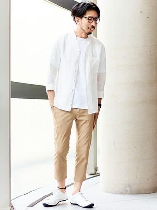 Wie weißes Langarmhemd mit weißer und roter Leder niedriger Sneakers zu kombinieren – 349 Herren Outfits