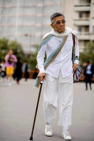 60 Jährige: Wie weißes Langarmhemd mit weißer und roter Leder niedriger Sneakers zu kombinieren – 2 Herren Outfits