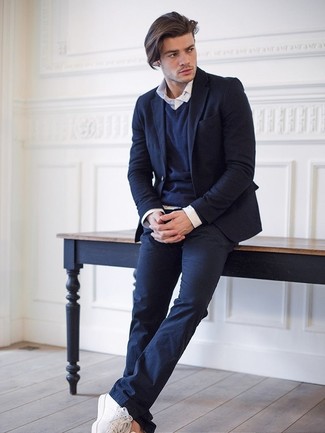 Wie weißes Langarmhemd mit weißer und roter Leder niedriger Sneakers zu kombinieren – 349 Herren Outfits