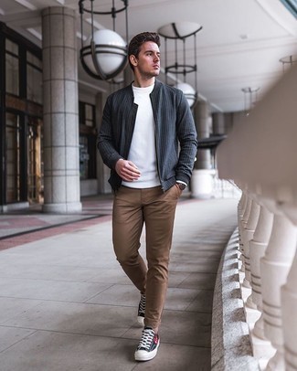 Welche niedrige Sneakers mit weißen Langarmshirt zu tragen – 94 Frühling Herren Outfits