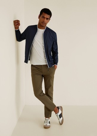 Welche niedrige Sneakers mit weißen Langarmshirt zu tragen – 94 Frühling Herren Outfits