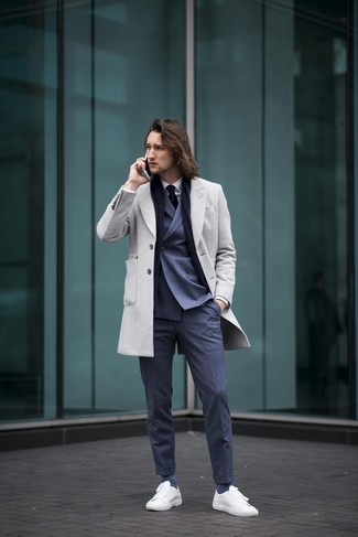 Welche Businesshemden mit weißer niedriger Sneakers zu tragen – 11 Elegante Herren Outfits kühl Wetter