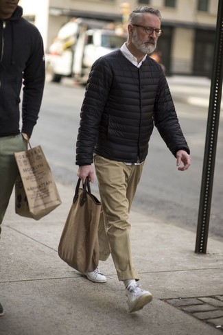 60 Jährige: Welche Businesshemden mit weißer niedriger Sneakers zu tragen – 28 Herren Outfits