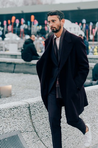 Welche Businesshemden mit weißer niedriger Sneakers zu tragen – 11 Elegante Herren Outfits kühl Wetter