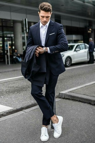 Welche Businesshemden mit weißer niedriger Sneakers zu tragen – 11 Elegante Herren Outfits kühl Wetter