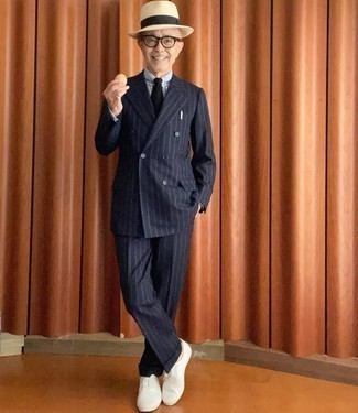 60 Jährige: Welche Businesshemden mit weißer niedriger Sneakers zu tragen – 15 Sommer Herren Outfits