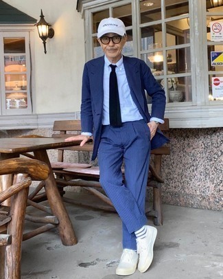 60 Jährige: Welche Businesshemden mit weißer niedriger Sneakers zu tragen – 15 Sommer Herren Outfits