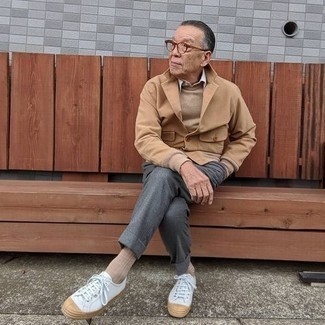 60 Jährige: Welche Businesshemden mit weißer niedriger Sneakers zu tragen – 28 Herren Outfits