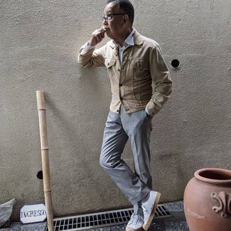 60 Jährige: Welche Businesshemden mit weißer niedriger Sneakers zu tragen – 15 Sommer Herren Outfits
